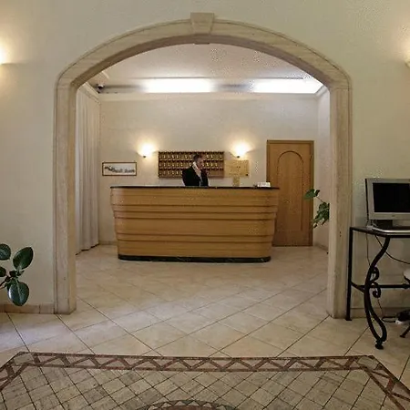 فندق Embassy 3*